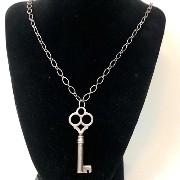 Jewelry - Vintage key necklace with SUPER cool chain!  LOVE